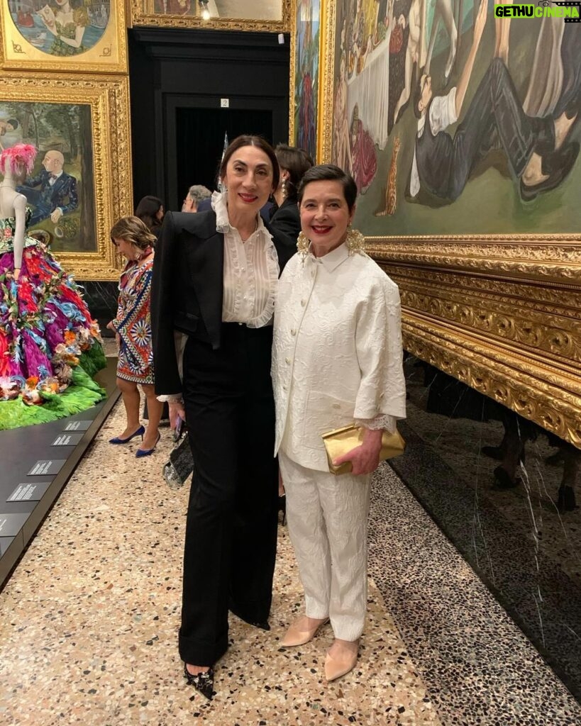 Isabella Rossellini Instagram - With Domenico Dolce and Stefano Gabbana at the inauguration of their extraordinary exhibit “ Dal cuore alle Mani” in Milano celebrating Italian cultural heritage , artisans and artists who inspired their work. Here some photos of me with the distinguished guests-curator Florence Müller , Helen Mirren , Anh Doug who created a series of beautiful paintings with D& G fashion proving the point that fashion i theater but the person I spent more time with was the kind and wise Demi More @dolcegabbana @helenmirren @demimoore @cher @naomi @anhduongart