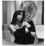 Isabella Santodomingo Instagram - @diossa.aiff ❤️ La relación entre mi hija y yo ha pasado por años muy difíciles llenos de discusiones tontas y dolorosos distanciamientos que ninguna de las dos entendía bien pues lo único que siempre hemos tenido claro es que nos queremos mucho y que siempre-siempre, estemos donde estemos, contamos la una con la otra. Un día, de repente, todo mejoró. No porque Dani haya madurado… o tal vez, yo. Todo mejoró cuando aprendí a soltar. Cuando entendí que los hijos no son una propiedad, tienen voluntad propia y una misión de vida posiblemente distinta a la de nosotros, sus padres. Entendí que nuestra función es guiarlos, apoyarlos y darles las herramientas para salir al mundo a vivir su propia aventura. Pero, lo que más me sirvió, fue acordarme de que yo había hecho lo mismo que ella cuando me fui de mi casa: busqué mi propio destino así éste me llevara lejos de mis seres queridos. Cuando solté, no sólo Dani regresó, ya no como adolescente rebelde, sino como una mujer fuerte, decidida, valiente, con metas claras… como una aliada y amiga. Sobrevivimos esos años horribles de tanto dolor y salimos con nuestra relación fortalecida. Los hijos no son para que nos solucionen la vida cuando seamos viejos, los criamos para que puedan vivir, compartir y aportarle a la sociedad. Criemos buenos seres humanos, para soltarlos cuando sea el momento, para abrazarlos cuando regresen por cuenta propia y para poder decir orgullosos que verdaderamente hicimos una buena labor como padres. Y, si su hij@ adolescente está en su etapa insoportable… déle su espacio y déselo a usted mism@ y ya verá como solitos y cargados de amor, siempre regresan. 😉❤️ Te amo, Dani. •• #Isagram