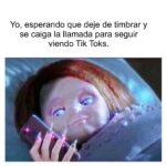 Isabella Santodomingo Instagram - @diossa.aiff ❤️ La relación entre mi hija y yo ha pasado por años muy difíciles llenos de discusiones tontas y dolorosos distanciamientos que ninguna de las dos entendía bien pues lo único que siempre hemos tenido claro es que nos queremos mucho y que siempre-siempre, estemos donde estemos, contamos la una con la otra. Un día, de repente, todo mejoró. No porque Dani haya madurado… o tal vez, yo. Todo mejoró cuando aprendí a soltar. Cuando entendí que los hijos no son una propiedad, tienen voluntad propia y una misión de vida posiblemente distinta a la de nosotros, sus padres. Entendí que nuestra función es guiarlos, apoyarlos y darles las herramientas para salir al mundo a vivir su propia aventura. Pero, lo que más me sirvió, fue acordarme de que yo había hecho lo mismo que ella cuando me fui de mi casa: busqué mi propio destino así éste me llevara lejos de mis seres queridos. Cuando solté, no sólo Dani regresó, ya no como adolescente rebelde, sino como una mujer fuerte, decidida, valiente, con metas claras… como una aliada y amiga. Sobrevivimos esos años horribles de tanto dolor y salimos con nuestra relación fortalecida. Los hijos no son para que nos solucionen la vida cuando seamos viejos, los criamos para que puedan vivir, compartir y aportarle a la sociedad. Criemos buenos seres humanos, para soltarlos cuando sea el momento, para abrazarlos cuando regresen por cuenta propia y para poder decir orgullosos que verdaderamente hicimos una buena labor como padres. Y, si su hij@ adolescente está en su etapa insoportable… déle su espacio y déselo a usted mism@ y ya verá como solitos y cargados de amor, siempre regresan. 😉❤️ Te amo, Dani. •• #Isagram