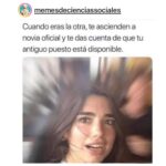 Isabella Santodomingo Instagram - @diossa.aiff ❤️ La relación entre mi hija y yo ha pasado por años muy difíciles llenos de discusiones tontas y dolorosos distanciamientos que ninguna de las dos entendía bien pues lo único que siempre hemos tenido claro es que nos queremos mucho y que siempre-siempre, estemos donde estemos, contamos la una con la otra. Un día, de repente, todo mejoró. No porque Dani haya madurado… o tal vez, yo. Todo mejoró cuando aprendí a soltar. Cuando entendí que los hijos no son una propiedad, tienen voluntad propia y una misión de vida posiblemente distinta a la de nosotros, sus padres. Entendí que nuestra función es guiarlos, apoyarlos y darles las herramientas para salir al mundo a vivir su propia aventura. Pero, lo que más me sirvió, fue acordarme de que yo había hecho lo mismo que ella cuando me fui de mi casa: busqué mi propio destino así éste me llevara lejos de mis seres queridos. Cuando solté, no sólo Dani regresó, ya no como adolescente rebelde, sino como una mujer fuerte, decidida, valiente, con metas claras… como una aliada y amiga. Sobrevivimos esos años horribles de tanto dolor y salimos con nuestra relación fortalecida. Los hijos no son para que nos solucionen la vida cuando seamos viejos, los criamos para que puedan vivir, compartir y aportarle a la sociedad. Criemos buenos seres humanos, para soltarlos cuando sea el momento, para abrazarlos cuando regresen por cuenta propia y para poder decir orgullosos que verdaderamente hicimos una buena labor como padres. Y, si su hij@ adolescente está en su etapa insoportable… déle su espacio y déselo a usted mism@ y ya verá como solitos y cargados de amor, siempre regresan. 😉❤️ Te amo, Dani. •• #Isagram