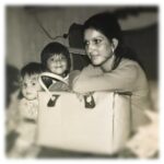 Isabella Santodomingo Instagram - Feliz Día de la Madre para todas esas mamás maravillosas que me siguen! Que este día esté lleno de besos, de abrazos, de risas y de puras cosas bonitas para cada una de ustedes. (La foto es de mi mamá, con mi hermana Kary (la rubia con carita de ángel 👼🏻) y con la necia al fondo, que soy yo con mi corte de “totuma”. No sé si algunos aquí recuerdan qué es un “Monchhichi” pero, hagan de cuenta, así tal cual me veía yo chiquita. 😋). •• #Isagram #felizdiadelasmadres