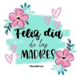Isabella Santodomingo Instagram - Feliz Día de la Madre para todas esas mamás maravillosas que me siguen! Que este día esté lleno de besos, de abrazos, de risas y de puras cosas bonitas para cada una de ustedes. (La foto es de mi mamá, con mi hermana Kary (la rubia con carita de ángel 👼🏻) y con la necia al fondo, que soy yo con mi corte de “totuma”. No sé si algunos aquí recuerdan qué es un “Monchhichi” pero, hagan de cuenta, así tal cual me veía yo chiquita. 😋). •• #Isagram #felizdiadelasmadres