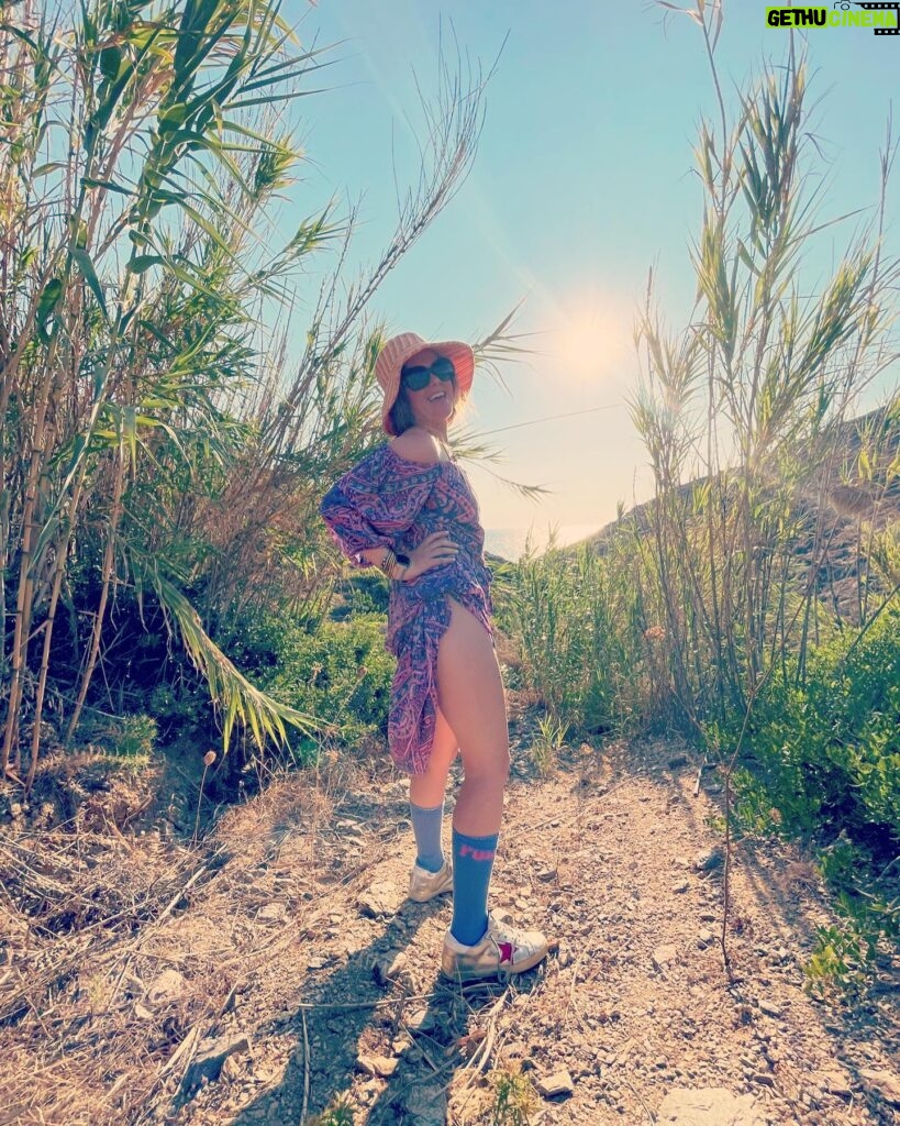 Isla Fisher Instagram - GREECE…You definitely don’t sock!