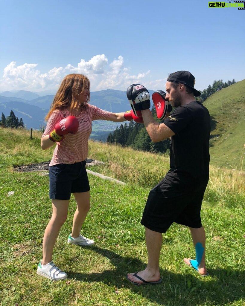 Isla Fisher Instagram - 🥊 “I’m better at unboxing”- yup that’s my best punchline sorry