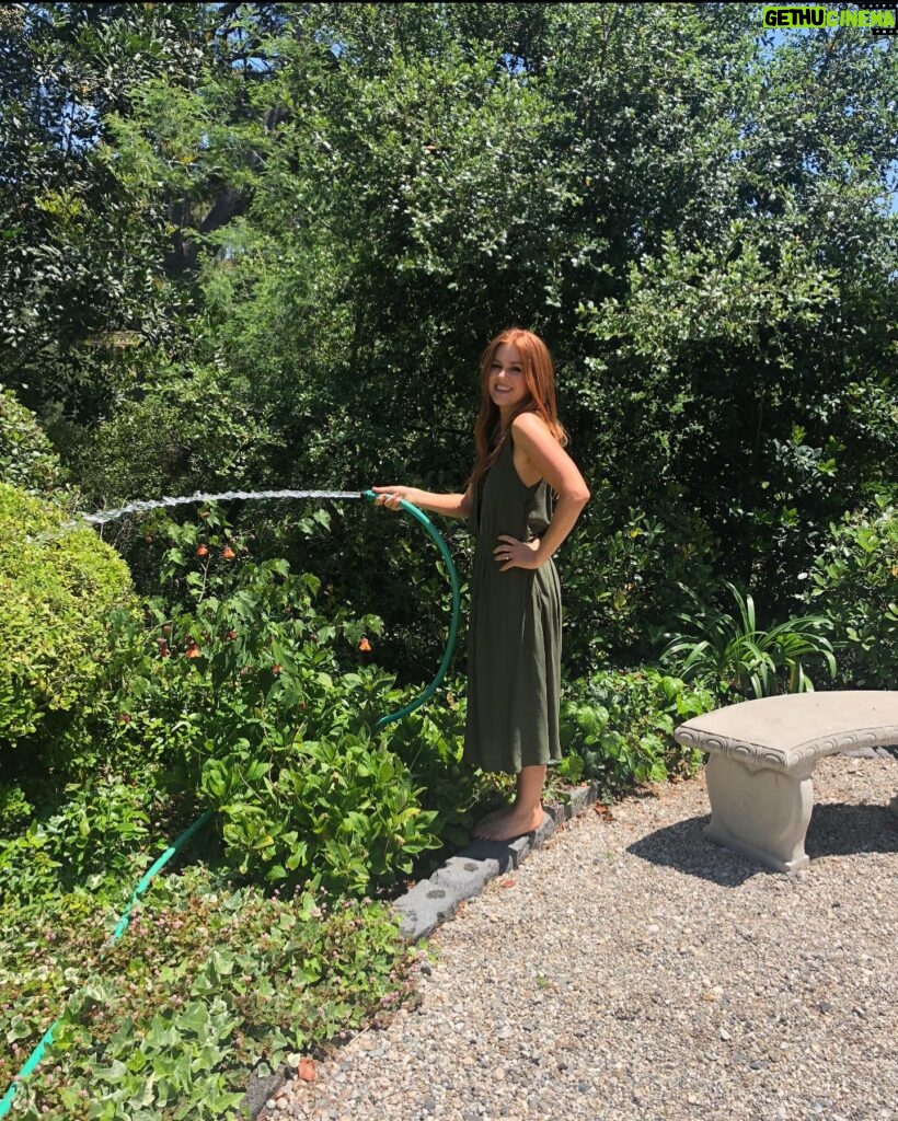 Isla Fisher Instagram - Sun’s out, guns out
