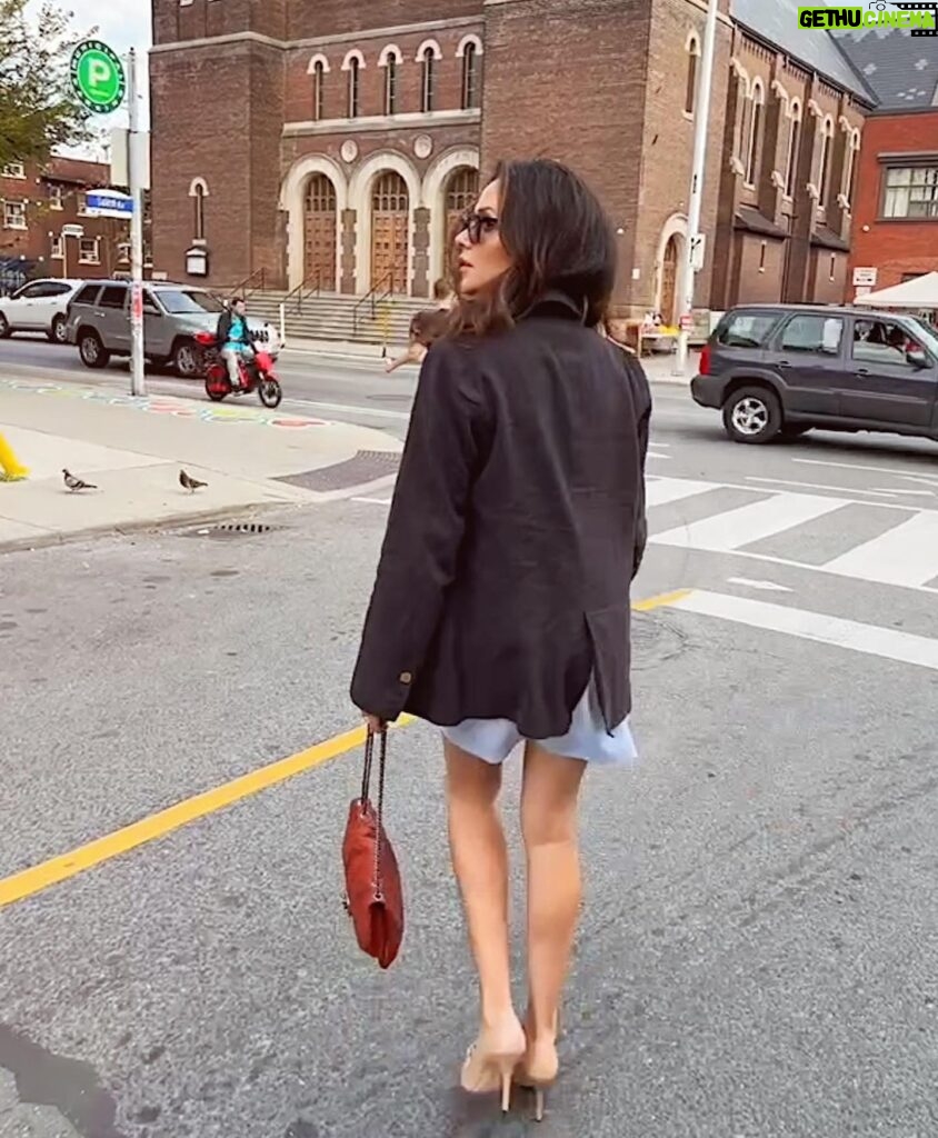 Italia Ricci Instagram - Cringed asking hubs to snap a walking across the street pic but couldn’t let this @augustethelabel blazer go unappreciated thanks babe yes you may golf all week 😚