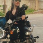 Iti Acharya Instagram - Ride it baby….. With @heelsonwheels_redefined Shot by @ravikiran_pal Bike @royalenfield