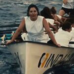 Itziar Ituño Instagram - Baten Inesek nigaz egin zuen amets...ametsean txalupa baten agertzen nintzakon. Garai hartan, ze kuriosoa dan bizitza, olatu gogorren artean nenbilen, izen bako nire baitango txalupa arraroan, nora nihoan jakin barik, ontzia zulatua, belak zabalduteko hauspo barik, apur bat nozaezean itsas handian... Orduen bizitzak, edo itsasoak edo "Yemaya" berak (gauzak gertatu behar direlako gertatzen ei dira) Ines ekarri eustan igerian eta gero traineruan! eta ze egie handia dan diñozune ,Ines : "Beste bati begiratzean norbera topatzen dozuneko une hori irudikatu... Une hori, zeinetan alkarri bizitza salbatzen diogun"💜🌊💫 Helduko gara portura. Eskerrik asko, Ines💖 Joseba Sarrionandiaren berba eder hunkigarriak dekozuez kanta honetan. // #inesosinaga #txalupa #josebasarrionandia #naiz Un día Inés soñó que yo aparecía ante ella en una barca... Por aquella época, qué curiosa la vida, andaba yo entre olas altas, en mi propia txalupa rara y sin nombre, sin saber bien donde iba, haciendo aguas y sin fuelle para desplegar velas, un poco a la deriva en el ancho mar... Y entonces la vida, o la mar, o Yemaya me trajo a Inés. Venía nadando y luego en trainera! Y que verdad más grande dices, Inés: " Ese momento en que al mirar a la otra nos encontramos a nosotras mismas...ese instante en el que nos salvamos la vida las unas a las otras..." Y llegaremos a buen puerto. Mil gracias, Inés💖 Teneis la letra maravillosa y profunda de Joseba Sarrionandia en ésta canción. One day Inés dreamed that I appeared before her in a boat... At that time, how curious life is, I was walking among high waves, in my own strange and nameless small, leaky boat, without knowing exactly where I was going and without bellows to deploy the sails, adrift in the wide sea... . And then life, or the sea, or Yemaya brought me to Inés. I came swimming and then in a trawler! And what a great truth you say, Inés: "That moment when when we look at each other we find ourselves... that moment when we save each other's lives..." And we will reach a good port. Thank you very much, Inés💖 You have the wonderful and profound lyrics of Joseba Sarrionandia in this song.