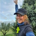 Itziar Ituño Instagram - 1. Eguna: bedarra ebaki eta ongarria bota. Behar gogorra laborariena😅 "Ni nintzen aizkolari,SEGALARI, korrikalari, tabernari, txingalari, arraunlari...ni nintzen aizkolari😉" #kortatu #kortazar #auzolan (1°día: desbrozar y abonar. Duro trabajo el del campo) "Fuí leñadora, segadora, corredora, tabernera, remera.."