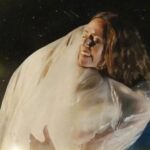 Itziar Ituño Instagram - Baten Inesek nigaz egin zuen amets...ametsean txalupa baten agertzen nintzakon. Garai hartan, ze kuriosoa dan bizitza, olatu gogorren artean nenbilen, izen bako nire baitango txalupa arraroan, nora nihoan jakin barik, ontzia zulatua, belak zabalduteko hauspo barik, apur bat nozaezean itsas handian... Orduen bizitzak, edo itsasoak edo "Yemaya" berak (gauzak gertatu behar direlako gertatzen ei dira) Ines ekarri eustan igerian eta gero traineruan! eta ze egie handia dan diñozune ,Ines : "Beste bati begiratzean norbera topatzen dozuneko une hori irudikatu... Une hori, zeinetan alkarri bizitza salbatzen diogun"💜🌊💫 Helduko gara portura. Eskerrik asko, Ines💖 Joseba Sarrionandiaren berba eder hunkigarriak dekozuez kanta honetan. // #inesosinaga #txalupa #josebasarrionandia #naiz Un día Inés soñó que yo aparecía ante ella en una barca... Por aquella época, qué curiosa la vida, andaba yo entre olas altas, en mi propia txalupa rara y sin nombre, sin saber bien donde iba, haciendo aguas y sin fuelle para desplegar velas, un poco a la deriva en el ancho mar... Y entonces la vida, o la mar, o Yemaya me trajo a Inés. Venía nadando y luego en trainera! Y que verdad más grande dices, Inés: " Ese momento en que al mirar a la otra nos encontramos a nosotras mismas...ese instante en el que nos salvamos la vida las unas a las otras..." Y llegaremos a buen puerto. Mil gracias, Inés💖 Teneis la letra maravillosa y profunda de Joseba Sarrionandia en ésta canción. One day Inés dreamed that I appeared before her in a boat... At that time, how curious life is, I was walking among high waves, in my own strange and nameless small, leaky boat, without knowing exactly where I was going and without bellows to deploy the sails, adrift in the wide sea... . And then life, or the sea, or Yemaya brought me to Inés. I came swimming and then in a trawler! And what a great truth you say, Inés: "That moment when when we look at each other we find ourselves... that moment when we save each other's lives..." And we will reach a good port. Thank you very much, Inés💖 You have the wonderful and profound lyrics of Joseba Sarrionandia in this song.