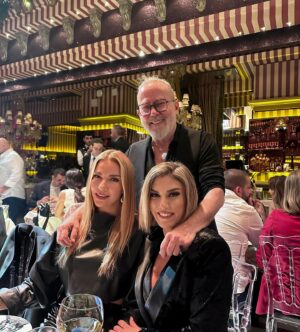 Ivana Sert Instagram - Dün geceden @parsmedyainternational @kurban_akar @oguzunalkalafat Yilbaşi yemeğimizden bir kaç kare ✨🎄