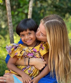 Ivana Sert Instagram - Sri Lanka ile ilgili dikkatimi ilk çeken insanların ne kadar mutlu ve güler yüzlü olmaları 😍 Mükemmel bir toplum 🏝️🤍 @aitkenspencetravels #srilanka🇱🇰 #traveltheworld #ttavelphotography #travel #people_and_world #beautifuldestinations