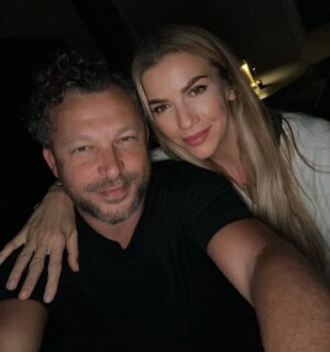 Ivana Sert Instagram - ‘Cause you’re a sky, cause you’re sky full of stars ✨ 
I’m gonna give you my heart ♥️ 
‘Cause you’re a sky, cause you’re sky full of stars ✨ 
‘Cause you light up the path ✨
I ♥️U 🎂✨🥂 Mutlu huzurlu sağlıklı aşk sevgi ve saygı dolu nice yılarımız olsun ✨🙏🥂 doğum günün kutlu olsun canım kocacım ♥️ @sezerdermenci ♥️