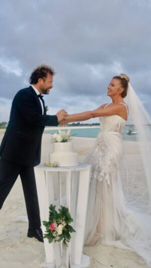 Ivana Sert Instagram - ❤️15❤️12❤️2021❤️ Hayatımda en emin olduğum bir an .. hayalimi gerçekleştirdiğin için ,huzur verdiğin için , kalbimi doldurduğun için, neşe ve mutluluk kattığın için sonsuz  teşekkürler canım kocam ❤️ EVLILIK YILDÖNÜMÜNÜZ KUTLU OLSUN KOCACIM ❤️🙏🧿