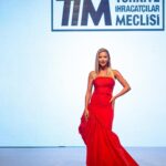 Ivana Sert Instagram - Merter Sanayici ve İş İnsanları Derneği'nin düzenlediği 4. Merter Moda Etkinliği'nde yer almaktan büyük mutluluk duydum. MESİAD Başkanı Sn. Ekrem Kap başta olmak üzere , Genel Sekreter Sn.Burçak Hacıoğlu’na , Yönetim Kurulu Üyelerine ve Merterli sektör temsilcilerine teşekkür ederim🙏 @mesiadmerter @brckhacioglu Elbise @cengizakturkofficial 💫 📸 @ramazanesenphotography @brtmanager
