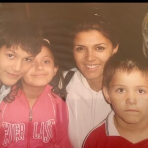 Ivette Vergara Instagram - ¡Feliz Día, Mamás! Hoy celebro ser madre de tres maravillosos hijos, verdaderos regalos del cielo, agradezco a Dios por cada uno de ellos, celebro a mi madre y a las madres de mi familia🙏🏼❤️ y quiero enviar un abrazo colmado de amor a todas las madres del mundo. Un cariño especial para aquellas que, por distintas circunstancias, no pueden estar con sus hijos hoy, y un recuerdo lleno de ternura para las que nos han dejado. Cada madre es un tesoro invaluable, y hoy celebramos la fortaleza y el amor incondicional que todas entregamos a nuestros hijos✨🙏🏼. ¡Feliz Día de las Madres!💕🌷

#diadelamadre #mamá #felicidades #hijos #mamaorgullosa #amorincondicional #latinosenmiami #latinosenusa #mexico #peru #latinosinvancouver #latinosencanadá #latinosenindiana #mamasdelmundo #amordemama