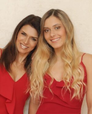 Ivette Vergara Instagram - ¡Feliz Día, Mamás! Hoy celebro ser madre de tres maravillosos hijos, verdaderos regalos del cielo, agradezco a Dios por cada uno de ellos, celebro a mi madre y a las madres de mi familia🙏🏼❤️ y quiero enviar un abrazo colmado de amor a todas las madres del mundo. Un cariño especial para aquellas que, por distintas circunstancias, no pueden estar con sus hijos hoy, y un recuerdo lleno de ternura para las que nos han dejado. Cada madre es un tesoro invaluable, y hoy celebramos la fortaleza y el amor incondicional que todas entregamos a nuestros hijos✨🙏🏼. ¡Feliz Día de las Madres!💕🌷

#diadelamadre #mamá #felicidades #hijos #mamaorgullosa #amorincondicional #latinosenmiami #latinosenusa #mexico #peru #latinosinvancouver #latinosencanadá #latinosenindiana #mamasdelmundo #amordemama