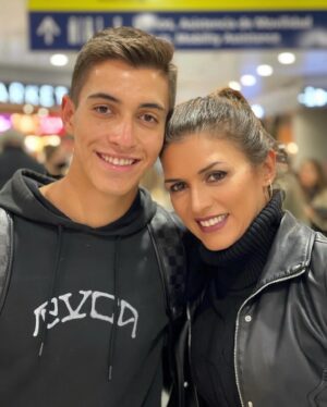 Ivette Vergara Instagram - ¡Feliz Día, Mamás! Hoy celebro ser madre de tres maravillosos hijos, verdaderos regalos del cielo, agradezco a Dios por cada uno de ellos, celebro a mi madre y a las madres de mi familia🙏🏼❤️ y quiero enviar un abrazo colmado de amor a todas las madres del mundo. Un cariño especial para aquellas que, por distintas circunstancias, no pueden estar con sus hijos hoy, y un recuerdo lleno de ternura para las que nos han dejado. Cada madre es un tesoro invaluable, y hoy celebramos la fortaleza y el amor incondicional que todas entregamos a nuestros hijos✨🙏🏼. ¡Feliz Día de las Madres!💕🌷

#diadelamadre #mamá #felicidades #hijos #mamaorgullosa #amorincondicional #latinosenmiami #latinosenusa #mexico #peru #latinosinvancouver #latinosencanadá #latinosenindiana #mamasdelmundo #amordemama