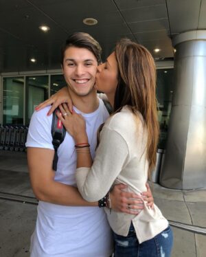 Ivette Vergara Instagram - ¡Feliz Día, Mamás! Hoy celebro ser madre de tres maravillosos hijos, verdaderos regalos del cielo, agradezco a Dios por cada uno de ellos, celebro a mi madre y a las madres de mi familia🙏🏼❤️ y quiero enviar un abrazo colmado de amor a todas las madres del mundo. Un cariño especial para aquellas que, por distintas circunstancias, no pueden estar con sus hijos hoy, y un recuerdo lleno de ternura para las que nos han dejado. Cada madre es un tesoro invaluable, y hoy celebramos la fortaleza y el amor incondicional que todas entregamos a nuestros hijos✨🙏🏼. ¡Feliz Día de las Madres!💕🌷

#diadelamadre #mamá #felicidades #hijos #mamaorgullosa #amorincondicional #latinosenmiami #latinosenusa #mexico #peru #latinosinvancouver #latinosencanadá #latinosenindiana #mamasdelmundo #amordemama
