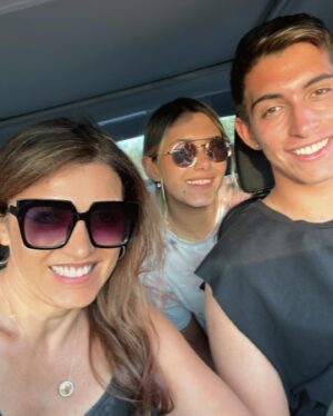 Ivette Vergara Instagram - ¡Feliz Día, Mamás! Hoy celebro ser madre de tres maravillosos hijos, verdaderos regalos del cielo, agradezco a Dios por cada uno de ellos, celebro a mi madre y a las madres de mi familia🙏🏼❤️ y quiero enviar un abrazo colmado de amor a todas las madres del mundo. Un cariño especial para aquellas que, por distintas circunstancias, no pueden estar con sus hijos hoy, y un recuerdo lleno de ternura para las que nos han dejado. Cada madre es un tesoro invaluable, y hoy celebramos la fortaleza y el amor incondicional que todas entregamos a nuestros hijos✨🙏🏼. ¡Feliz Día de las Madres!💕🌷

#diadelamadre #mamá #felicidades #hijos #mamaorgullosa #amorincondicional #latinosenmiami #latinosenusa #mexico #peru #latinosinvancouver #latinosencanadá #latinosenindiana #mamasdelmundo #amordemama