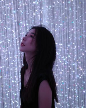Ivy Shao Instagram - ㄧ步步把五感慢慢開啟的時刻，
像是輕輕飄在空中的羽毛，緩緩地往地面躺下。
不知怎麼，心理上的疲勞也被河流越載越遠了…

#teamlab