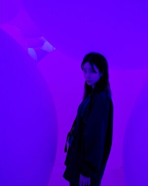 Ivy Shao Instagram - ㄧ步步把五感慢慢開啟的時刻，
像是輕輕飄在空中的羽毛，緩緩地往地面躺下。
不知怎麼，心理上的疲勞也被河流越載越遠了…

#teamlab