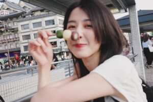 Ivy Shao Instagram - 剛上線本想發個文，

正好看見搞笑影片群組的朋友留言給我，
因為我一整天都沒點開她的留言，
故事如下

她：「Are u ok?」
「你睜開眼看看你愛的猴子啊」
我：「我在京都吃團子，忙得要命」
她：「那就沒什麼好擔心了」
The end 
我們繼續傳搞笑影片，沒有對話了。

莫名一股暖流啦，
原來當有一件事，
妳總是想起一個人，
會與她分享成了一種習慣，
那習慣就是～有點浪漫不會說啦！

By the way 只是覺得可愛的照片