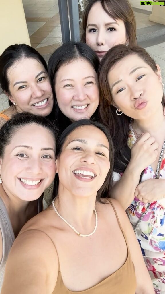 Iza Calzado Instagram - Missing the bright sun and warm smiles with my high school chickas and our families during our reunion a few weeks ago. Always fun catching up with everyone! The cochinillo from @victoriabytesbyvc made it more special for everyone. 🐷