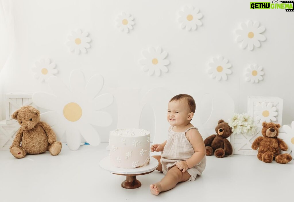 Iza Calzado Instagram - ‘Deia - go smash smash on the cake..!’ (She grabs her first handful of cake and tries to put it in her mouth.. parents, yayas and photographer all scream...) Super fun doing a cake-smash shoot! 🎂 📷 @storkstudio 🍰 @cupcakelabph