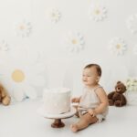 Iza Calzado Instagram - ‘Deia - go smash smash on the cake..!’ (She grabs her first handful of cake and tries to put it in her mouth.. parents, yayas and photographer all scream...) Super fun doing a cake-smash shoot! 🎂 📷 @storkstudio 🍰 @cupcakelabph