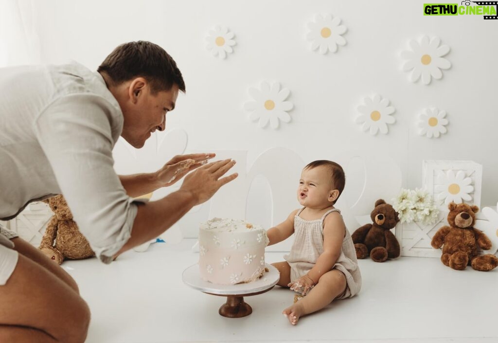 Iza Calzado Instagram - ‘Deia - go smash smash on the cake..!’ (She grabs her first handful of cake and tries to put it in her mouth.. parents, yayas and photographer all scream...) Super fun doing a cake-smash shoot! 🎂 📷 @storkstudio 🍰 @cupcakelabph