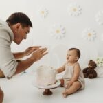 Iza Calzado Instagram - ‘Deia - go smash smash on the cake..!’ (She grabs her first handful of cake and tries to put it in her mouth.. parents, yayas and photographer all scream...) Super fun doing a cake-smash shoot! 🎂 📷 @storkstudio 🍰 @cupcakelabph