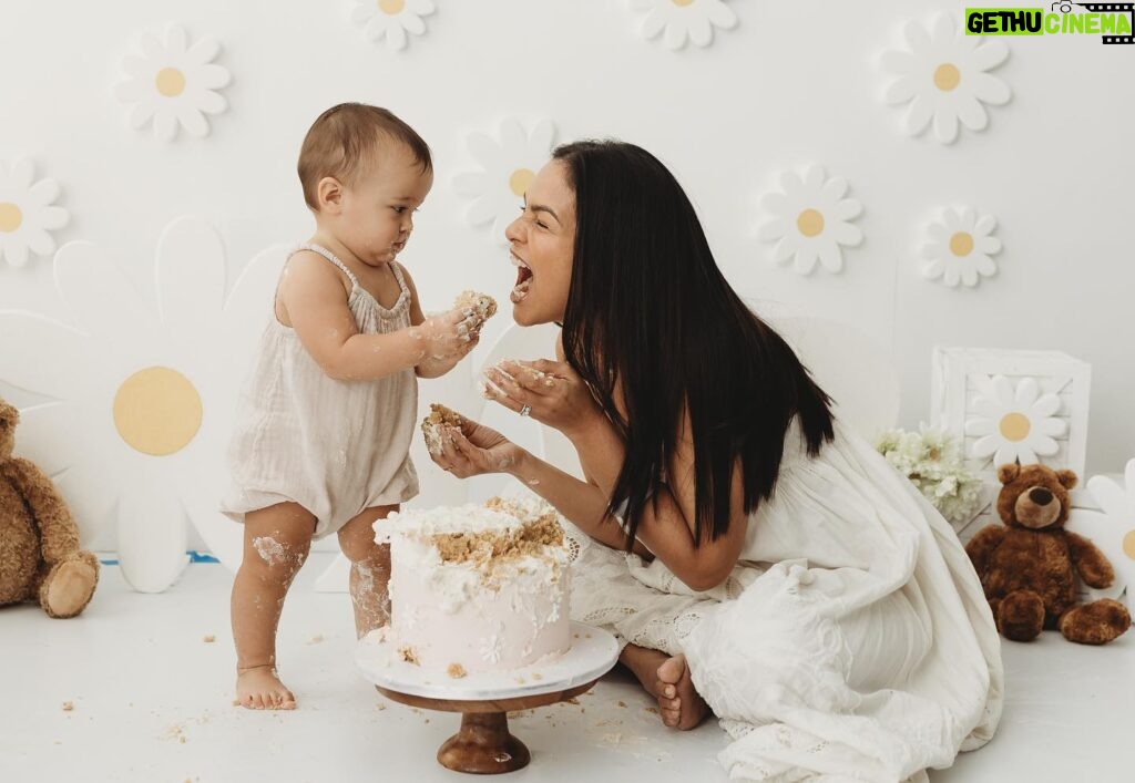 Iza Calzado Instagram - ‘Deia - go smash smash on the cake..!’ (She grabs her first handful of cake and tries to put it in her mouth.. parents, yayas and photographer all scream...) Super fun doing a cake-smash shoot! 🎂 📷 @storkstudio 🍰 @cupcakelabph