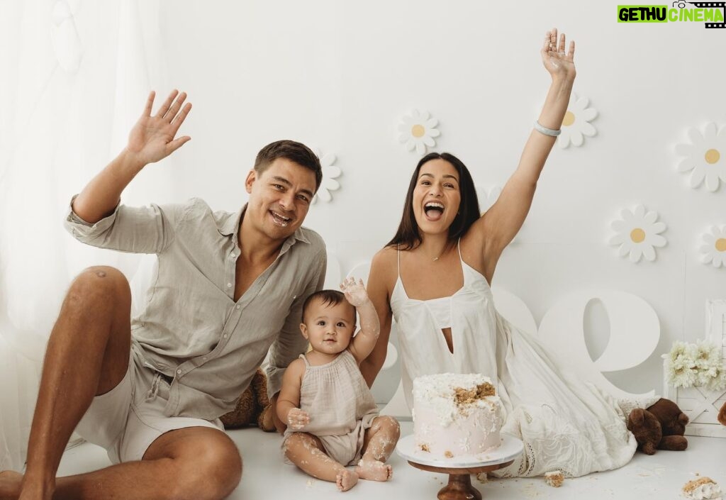 Iza Calzado Instagram - ‘Deia - go smash smash on the cake..!’ (She grabs her first handful of cake and tries to put it in her mouth.. parents, yayas and photographer all scream...) Super fun doing a cake-smash shoot! 🎂 📷 @storkstudio 🍰 @cupcakelabph