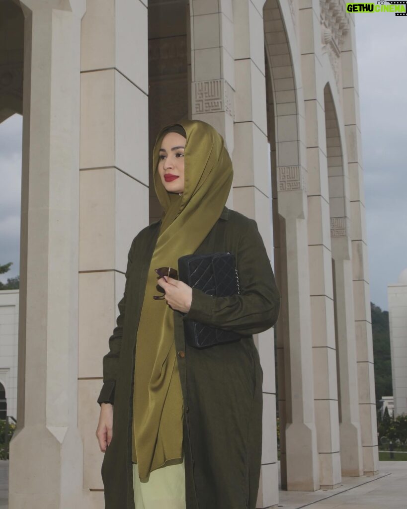 Izara Aishah Instagram - Pergi ke kedai nak beli tudung, Kedai tutup. Amara instant Hijab @izaraworld