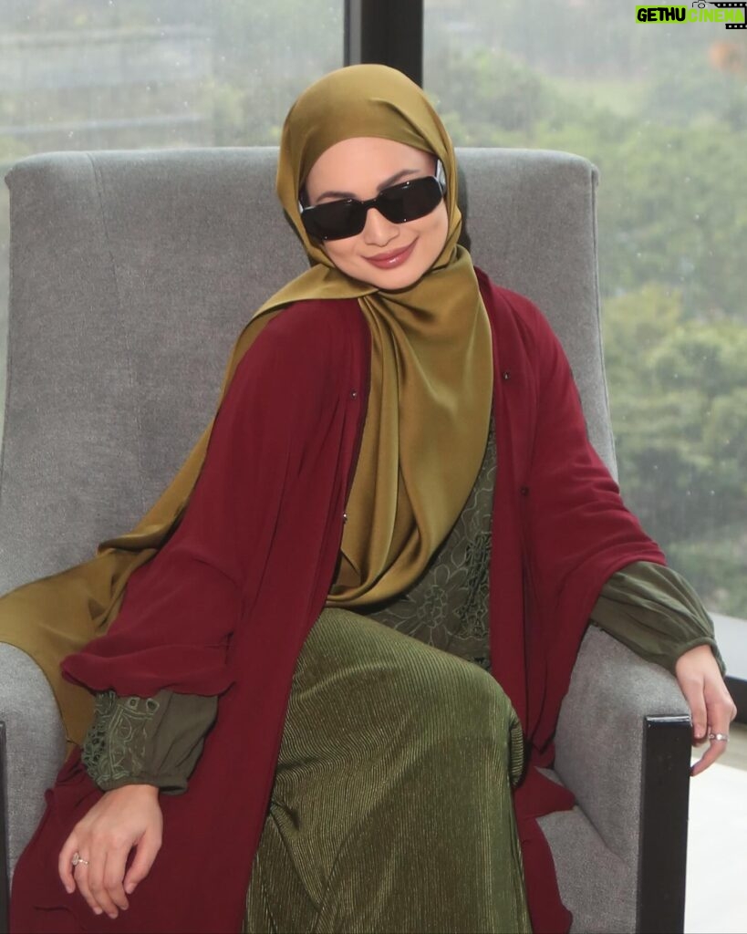 Izara Aishah Instagram - Kak..Boleh saya copyright? Alaia Instant tudung @izaraworld Dress hijau tya bagi Outerwear orang bagi Spec pinjam kawan Bag photographer punya Kasut beli Kat kedai pakmat tempe