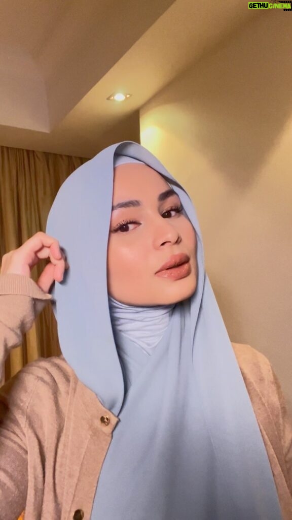 Izara Aishah Instagram - I also wanna tiru you guys do make up videos can or not? 🫠 Hijab @izaraworld AMARA Design - plain chiffon instant hijab -attached with inner cap that covers the neck Shop- link in bio -click PayPal to find debit/credit card option -ships worldwide