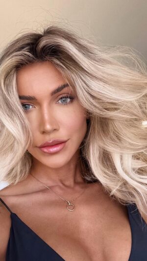 Jéssica Belcost Instagram - COMO EU MODELO MEU CABELO EM CASA!

Uso primeiro a escova e depois o acessório mais fino de @dysonhair para enrolar todo o cabelo e geralmente deixo as pontas para fora, assim consigo fazer o efeito de uma “franja” na frente. 

Não esqueça de usar protetor térmico antes das duas etapas porque o ar que sai é bem quente.

Dúvidas? Deixa nos comentários que eu respondo! 🥰😘