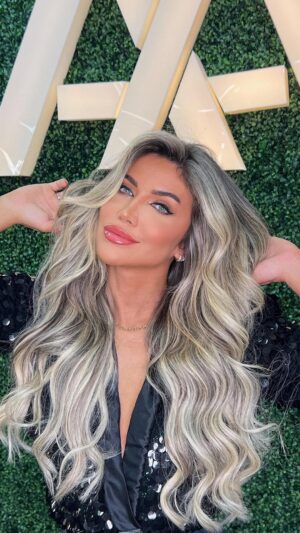 Jéssica Belcost Instagram - PARTE 3 e final mostrando como eu sai do cabelo castanho escuro para o loiro claríssimo! Gostaram? 🥰

- @megahaircuritiba 
- @loirascuritibaoficial
