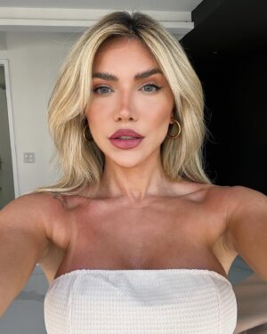 Jéssica Belcost Instagram - Atualizando as minhas selfies pra me lembrar que passar maquiagem e arrumar o cabelo é um autocuidado que vai muito além… vocês já repararam o quanto a gente se sente melhor quando fazemos alguma coisa - qualquer que seja - por nós mesmas? 

Quantas coisas simples deixamos de lado sem perceber que aquilo na verdade era um incentivo?

Hidratar os cabelos no banho, passar creme no corpo, fazer as unhas, passar maquiagem, treinar, fazer uma comida que você gosta… 

Quem já sentiu isso?