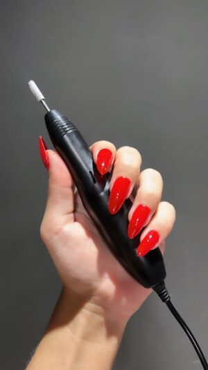 Jéssica Belcost Instagram - Tirando meu alongamento das unhas sozinha!😅

Comprei tudo pra poder fazer em casa e descobri que se eu fizer 12x esse ano tenho uma economia média de R$ 4.800,00 - que gastaria em salão.

É claro que um trabalho amador nunca vai substituir uma boa profissional, mas achei interessante! :)