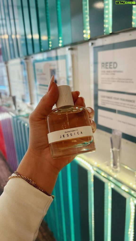 Jéssica Belcost Instagram - Você sabia que pode criar um perfume personalizado em Nova York? O nome da loja é Olfactory e eu fiz na unidade do Soho, 355 Bleecker Street, New York, NY. Eu achei uma experiência bem legal! Salva esse vídeo pra lembrar de ir na sua próxima viagem também!! :)