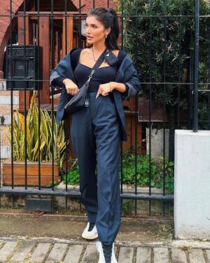 Jéssica Belcost Instagram - Hoje eu literalmente assaltei o armário do meu pai pra ir numa reunião e adorei o look! 

Indico vocês abrirem os armários por aí… 🫣