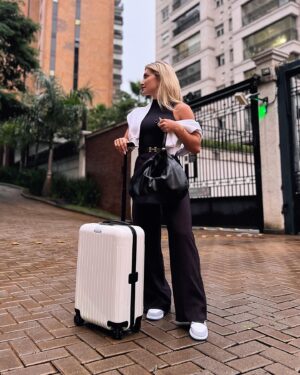 Jéssica Belcost Instagram - ✈️ Vou dar um pulinho ali… adivinha onde?