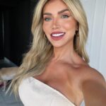 Jéssica Belcost Instagram – Atualizando as minhas selfies pra me lembrar que passar maquiagem e arrumar o cabelo é um autocuidado que vai muito além… vocês já repararam o quanto a gente se sente melhor quando fazemos alguma coisa – qualquer que seja – por nós mesmas? 

Quantas coisas simples deixamos de lado sem perceber que aquilo na verdade era um incentivo?

Hidratar os cabelos no banho, passar creme no corpo, fazer as unhas, passar maquiagem, treinar, fazer uma comida que você gosta… 

Quem já sentiu isso?