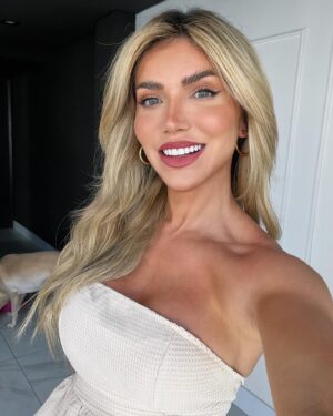 Jéssica Belcost Instagram - Atualizando as minhas selfies pra me lembrar que passar maquiagem e arrumar o cabelo é um autocuidado que vai muito além… vocês já repararam o quanto a gente se sente melhor quando fazemos alguma coisa - qualquer que seja - por nós mesmas? 

Quantas coisas simples deixamos de lado sem perceber que aquilo na verdade era um incentivo?

Hidratar os cabelos no banho, passar creme no corpo, fazer as unhas, passar maquiagem, treinar, fazer uma comida que você gosta… 

Quem já sentiu isso?