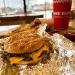 Jéssica Belcost Instagram – ENQUETE: sério, qual é o mais gostoso na sua opinião @fiveguys ou @shakeshack? 

E se você nunca provou, na dúvida quando viajar coma nos dois! 😋🤤🍔

Eles são totalmente diferentes! O Shake tem uma carne fininha bem saborosa e o Five vem com bastante batata rústica…

(O preço aproximado do hambúrguer com batata e refri é $20,00).