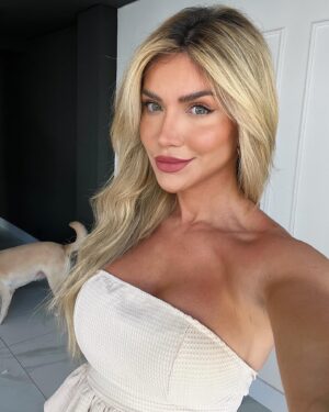 Jéssica Belcost Instagram - Atualizando as minhas selfies pra me lembrar que passar maquiagem e arrumar o cabelo é um autocuidado que vai muito além… vocês já repararam o quanto a gente se sente melhor quando fazemos alguma coisa - qualquer que seja - por nós mesmas? 

Quantas coisas simples deixamos de lado sem perceber que aquilo na verdade era um incentivo?

Hidratar os cabelos no banho, passar creme no corpo, fazer as unhas, passar maquiagem, treinar, fazer uma comida que você gosta… 

Quem já sentiu isso?