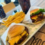 Jéssica Belcost Instagram – ENQUETE: sério, qual é o mais gostoso na sua opinião @fiveguys ou @shakeshack? 

E se você nunca provou, na dúvida quando viajar coma nos dois! 😋🤤🍔

Eles são totalmente diferentes! O Shake tem uma carne fininha bem saborosa e o Five vem com bastante batata rústica…

(O preço aproximado do hambúrguer com batata e refri é $20,00).