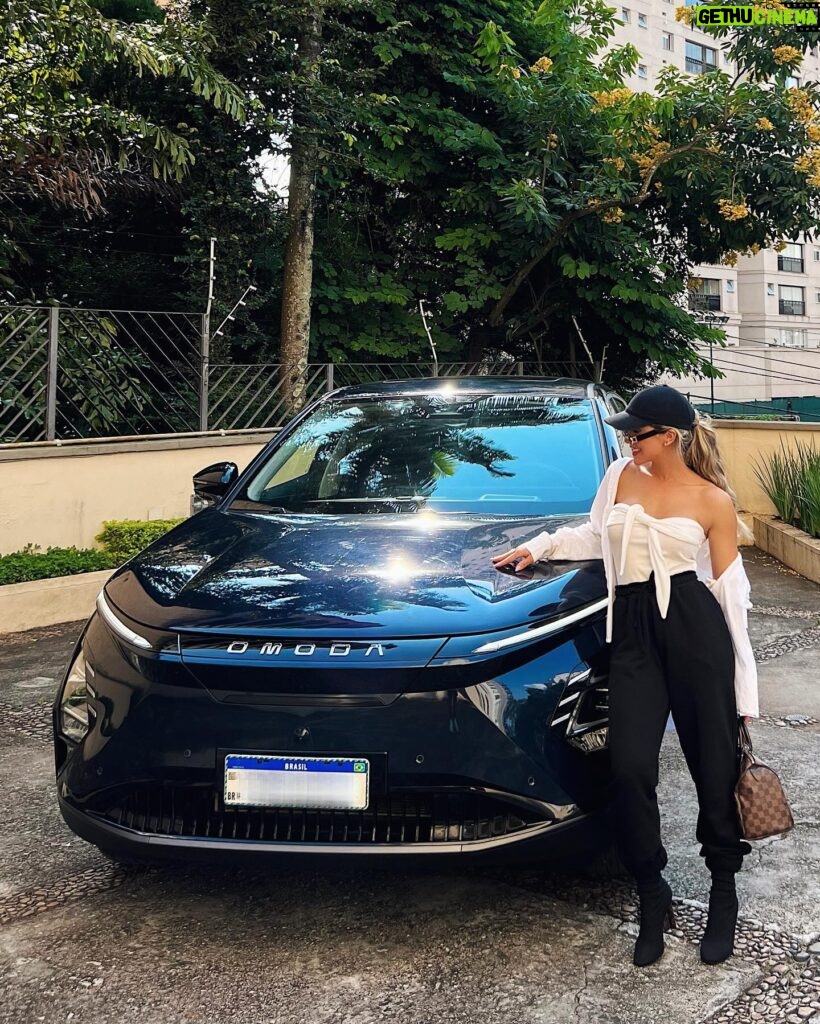 Jéssica Belcost Instagram - A @omoda.brasil me convidou para conhecer em primeira mão o Omoda 5 EV, um SUV 100% elétrico que será lançado no Brasil no primeiro semestre desse ano. Além de lindo, ele é sustentável, seguro, confortável e tem muita tecnologia!! Eu postei um reels esses dias contando um pouco mais sobre ele. Dá uma olhadinha lá! Estou ansiosa por esse lançamento! 🥳😍 A Omoda é uma marca que anunciou recentemente sua chegada ao Brasil e entrará em uma operação ao lado de outra marca, a Jaecoo, que terá uma pegada mais off-road. Omoda | Jaecoo abrirá até 40 concessionárias em 2024 e no final do primeiro semestre você também poderá testar um desses assim como eu. E aí, curtiu? Me conta!! #Omoda #OmodaBrasil #Omoda5 #Omoda5EV